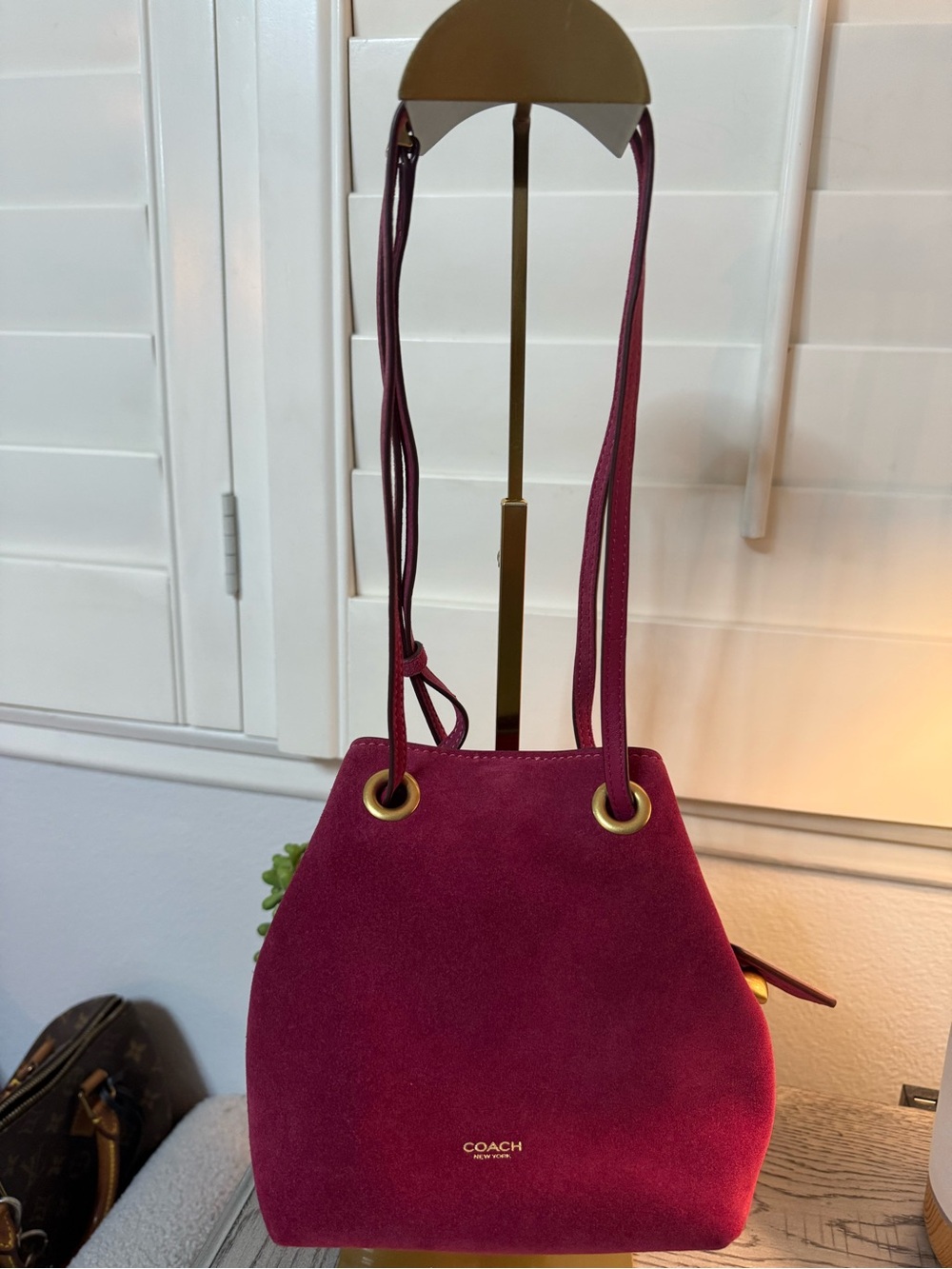 COACH
Jade Drawstring
Bucket Bag Dark Fuchsia